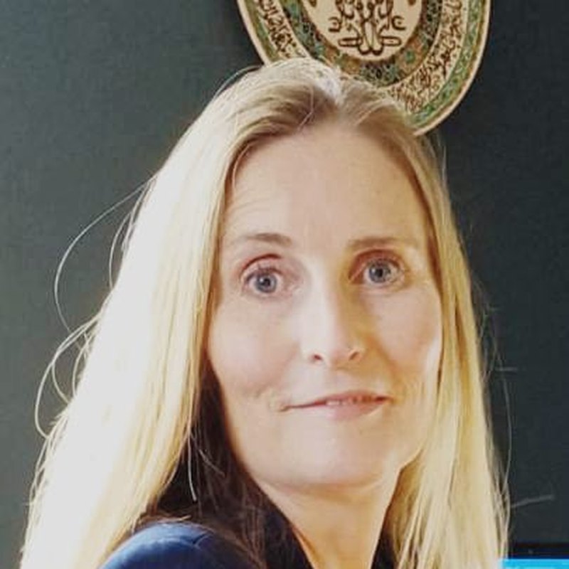 Headshot of Lisa Lennon
